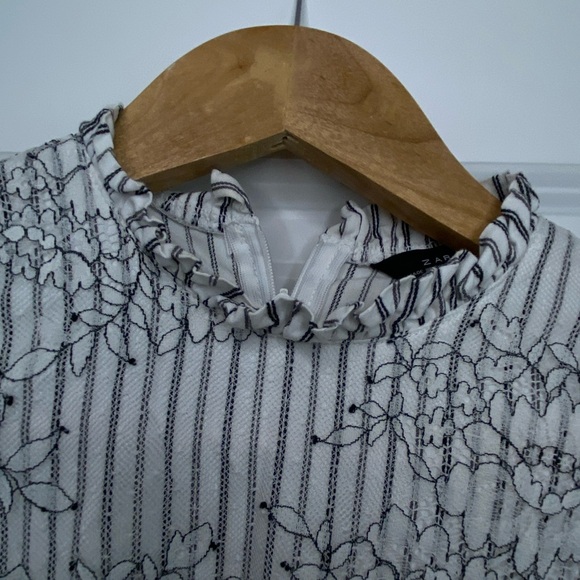 Zara Woman’s blouse with bell 2/3 sleeves. Bodice of shi try has a lace overlay - Picture 7 of 9